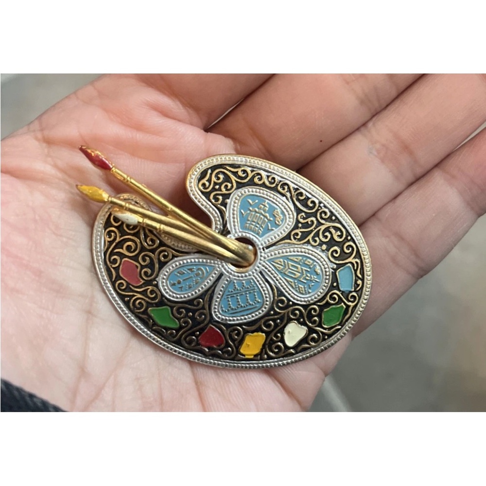Artistic Palette Brooch with Colorful Accents